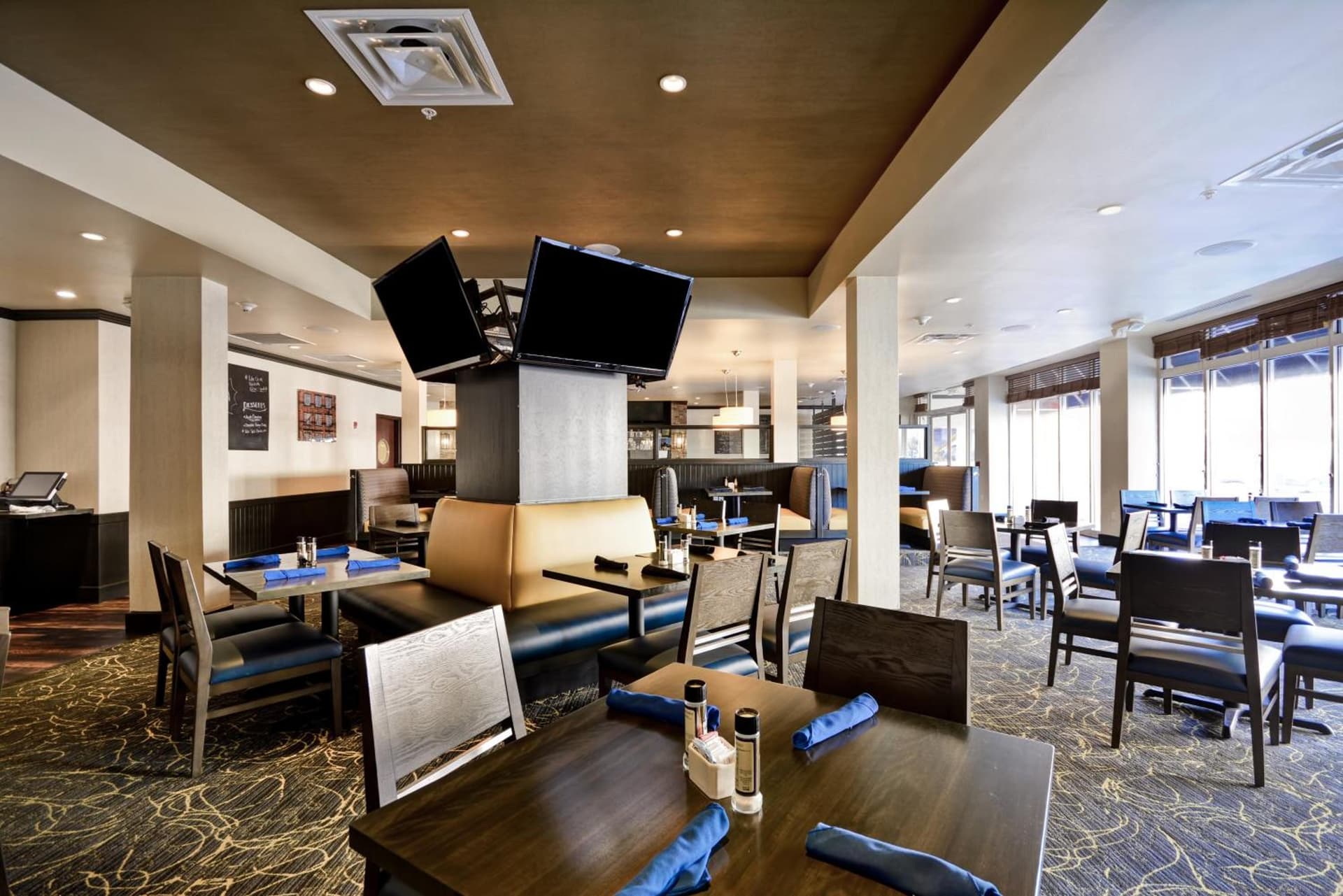 Holiday Inn Detroit Metro Airport by IHG interior in Romulus, MI — gallery photo 2