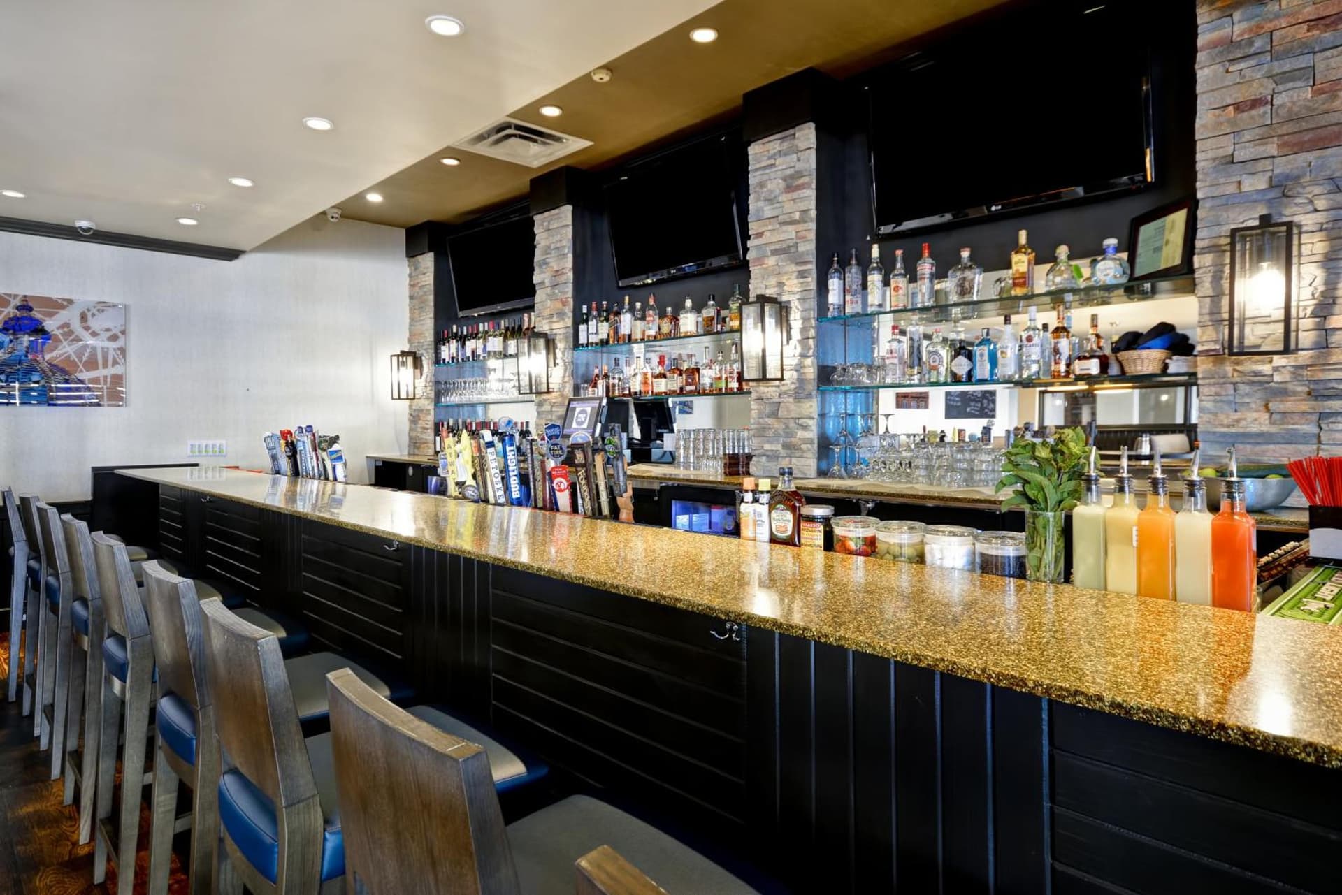 Holiday Inn Detroit Metro Airport by IHG gallery photo in Romulus, MI — image 9
