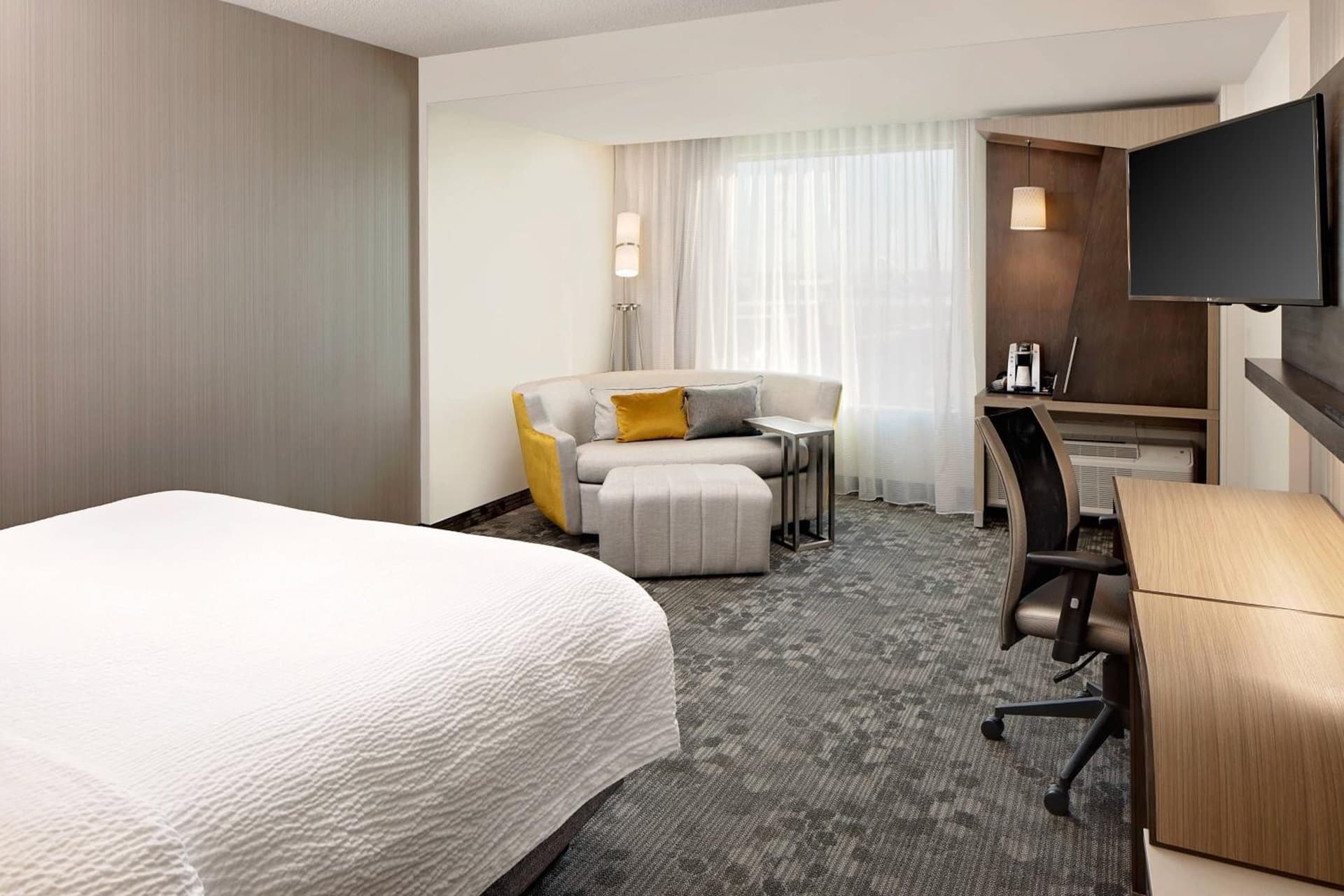 Courtyard by Marriott Dallas Downtown/Reunion District lobby and The Bistro in Dallas, Texas