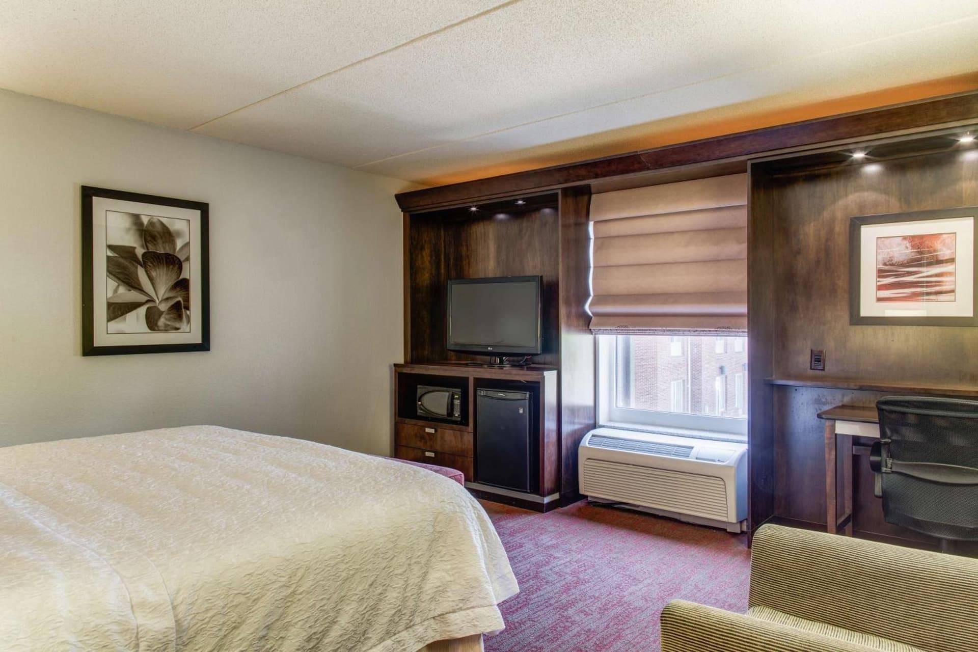 Hampton Inn & Suites Dallas Downtown guest room in Dallas, Texas