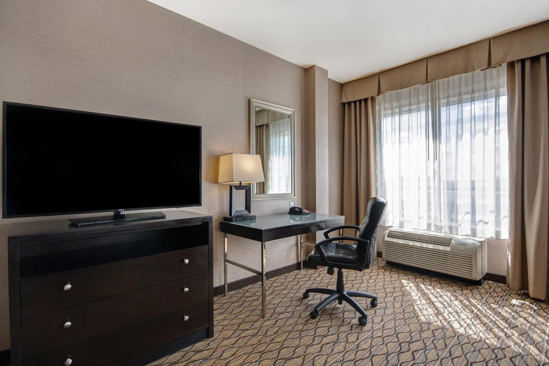 Holiday Inn Detroit Metro Airport by IHG gallery photo in Romulus, MI — image 38