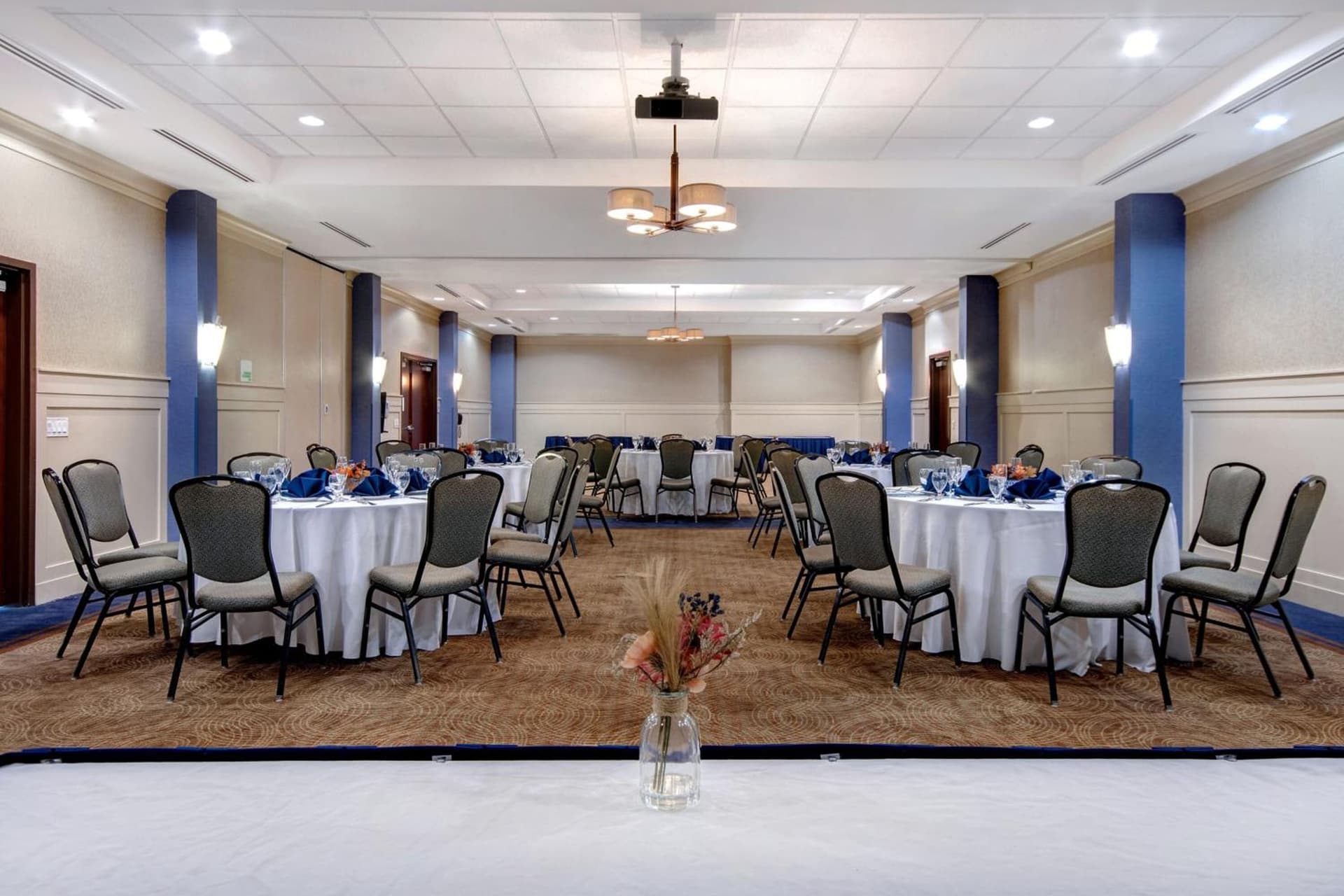 Holiday Inn Detroit Metro Airport by IHG gallery photo in Romulus, MI — image 49