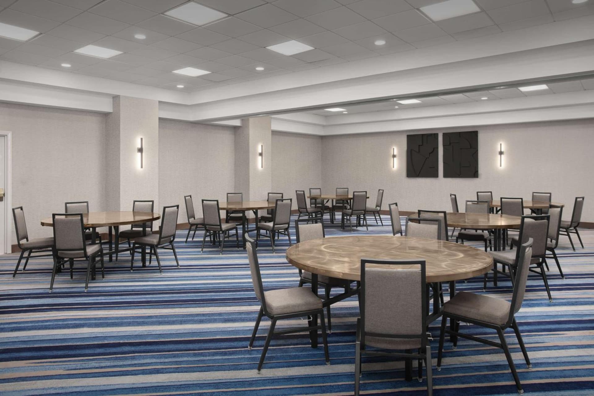Embassy Suites by Hilton Dallas Near the Galleria gallery photo in Dallas, TX — image 14