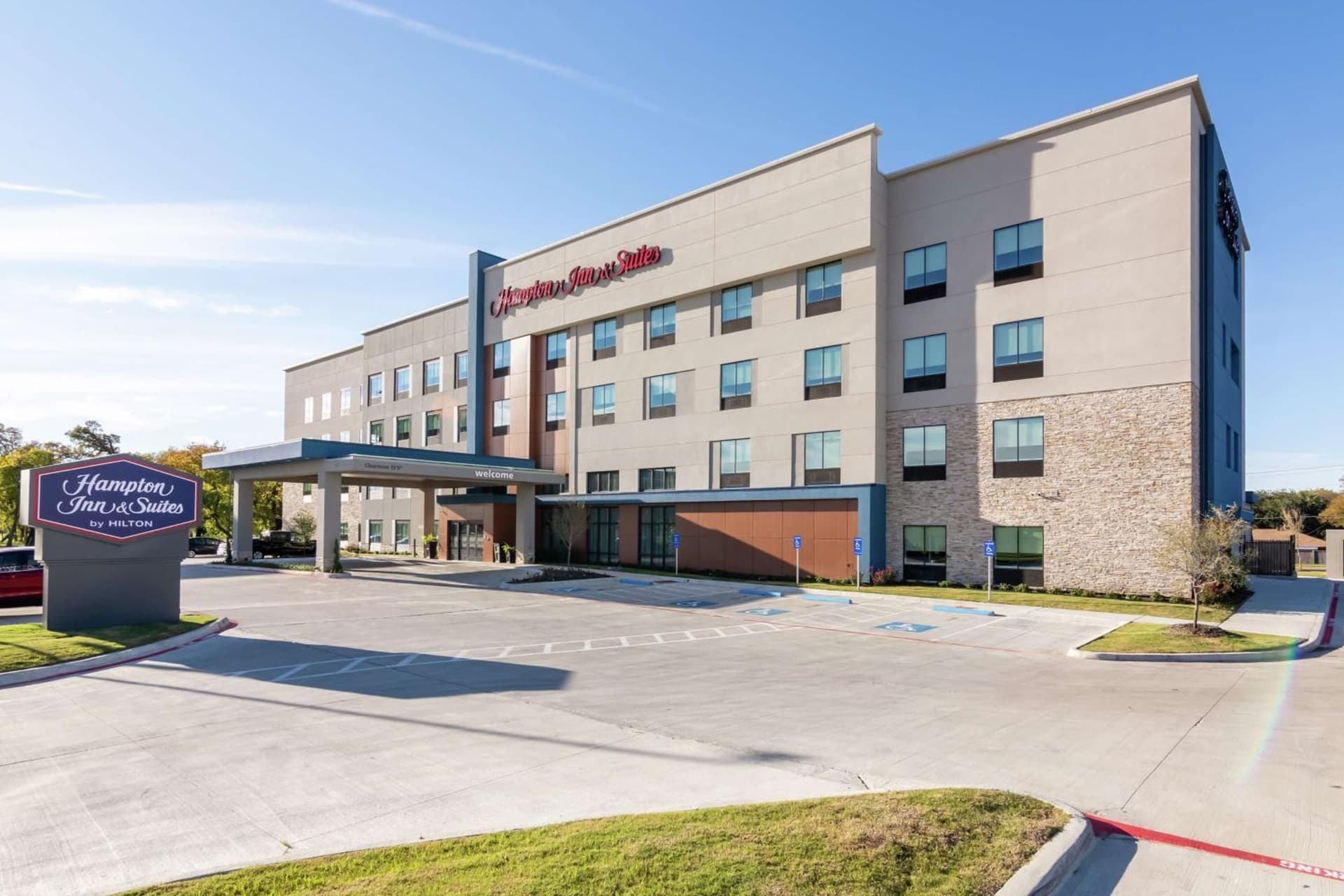 Hampton Inn & Suites Dallas East exterior in Dallas, Texas