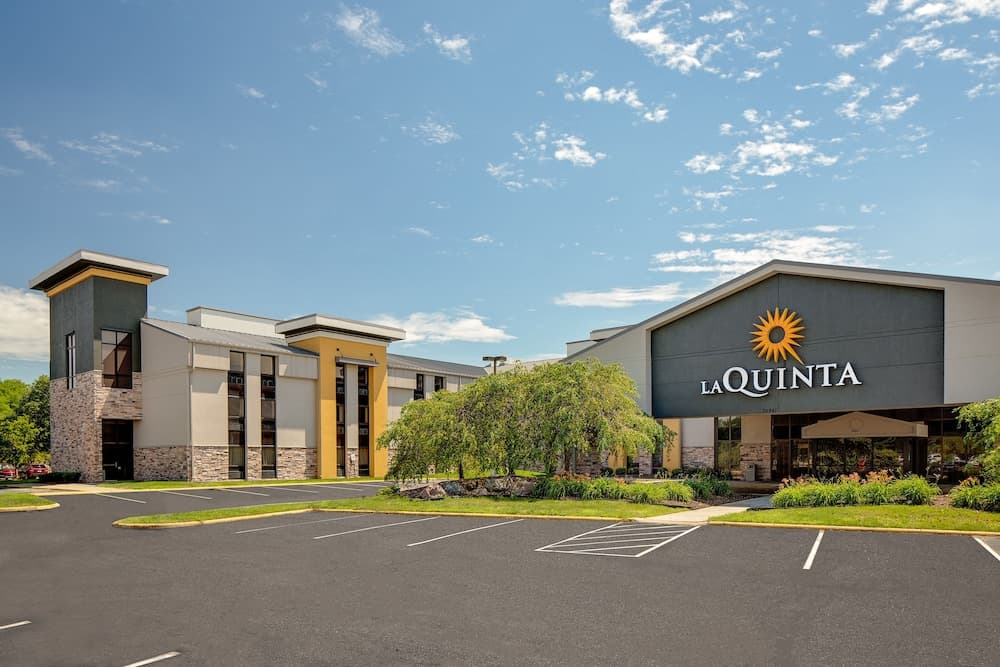 La Quinta Inn & Suites by Wyndham Detroit Metro Airport — hotel in Allen Park, Michigan
